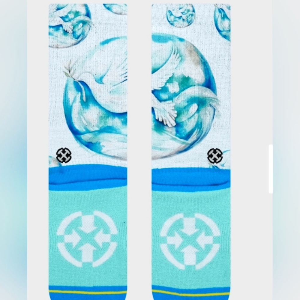 3/$15 🎁 Peaceful Earth Artist Series Blue and White Graphic Crew Socks